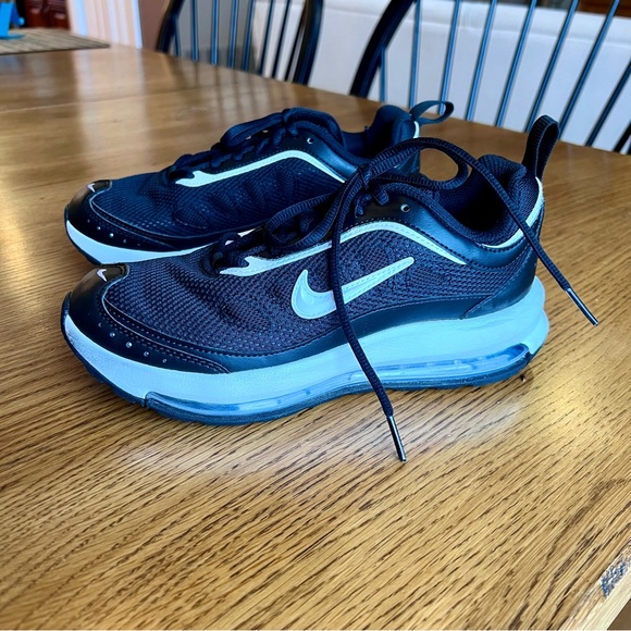 ⭐️ Nike Air Max AP Ladies Trainers Size 6 Black and White - Picture 5 of 9